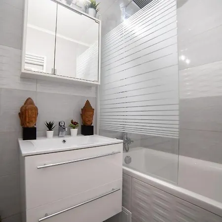 Comfort 18 - Spacious 2-bedroom With Balcony Miskolc
