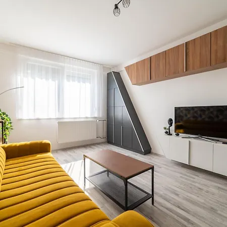 Comfort 18 - Spacious 2-Bedroom Apartment With Balcony