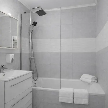 Comfort 18 - Spacious 2-bedroom With Balcony *