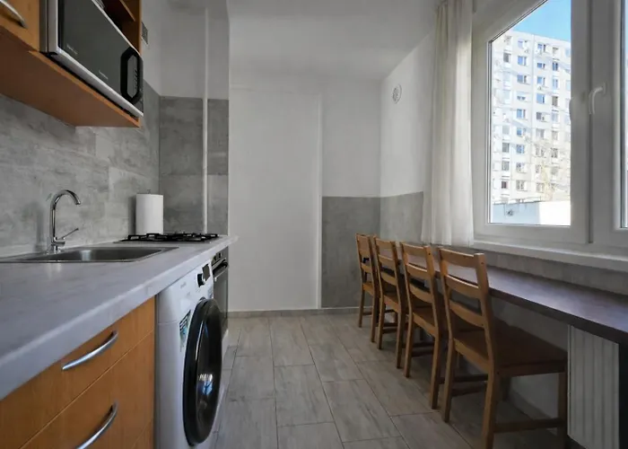 Comfort 18 - Spacious 2-bedroom With Balcony