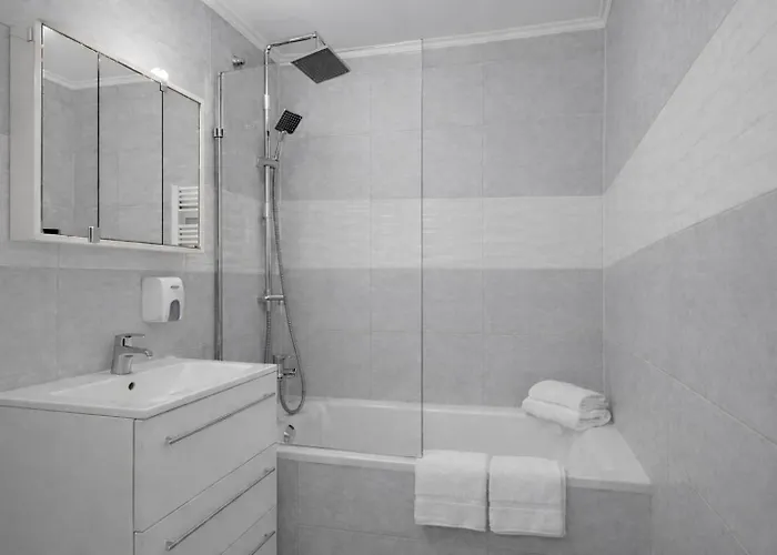 Comfort 18 - Spacious 2-bedroom With Balcony *